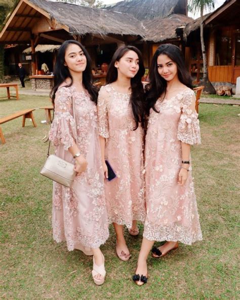 Desain dari model baju tersebut memang sangatlah apik. 10 Inspirasi Model Baju Bukan Kebaya dari Kain Tule. Buat ...