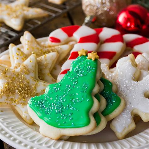 What colors to use for the confectioners sugar icing? Easy Sugar Cookie Recipe (With Icing!) - Sugar Spun Run