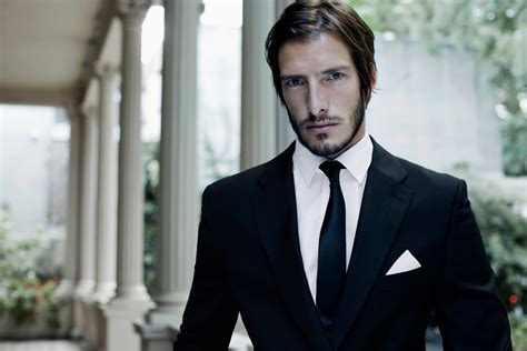 Iván de pineda presentó bully el modelo ya tiene su propia marca. Los solteros latinos mas codiciados: Ivan de Pineda