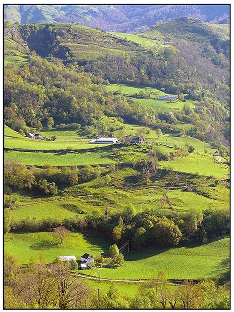 Le pays basque est aussi connu pour son terroir et pour la richesse de son patrimoine. Sainte-Engrace | Pays basque, France espagne et Basque