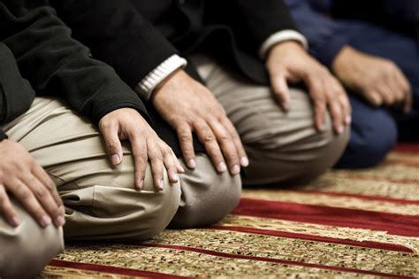9 Things Muslims Think About While Praying Mvslim