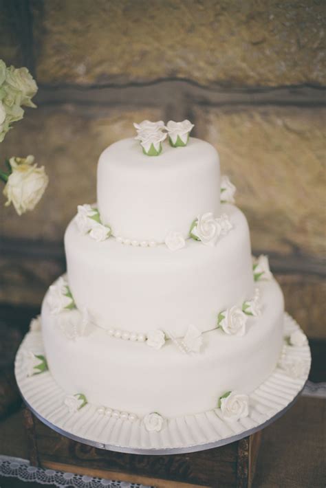 25 Amazing All White Wedding Cakes Crazyforus