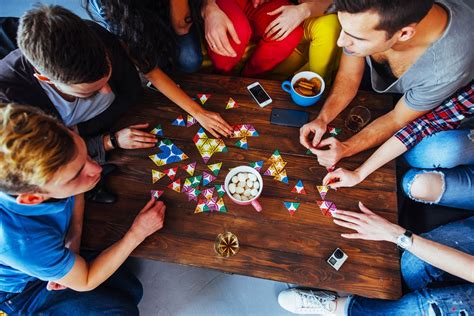 Juego de mesa es la clasificación que se da a los juegos que constan de un tablero y fichas de diferentes formas y colores, lo que obliga a que se organice sobre una. Juego de mesa y café, todo es posible en Madrid | España ...