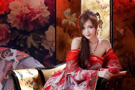 Elegant Japanese Woman Wallpaper