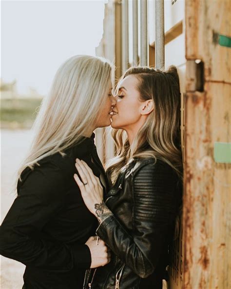 women kissing leather jacket lesbienne femme amour lesbien