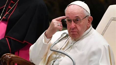 Il pontefice si troverebbe ricoverato in ospedale per sottoporsi ad un intervento chirurgico programmato. Malato di Sla scrive al Papa: "Morire è l'unica scelta"