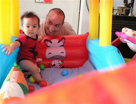 Bukan hanya kesulitan mendapatkan akte lahir yang sah, gary iskak, yang akhirnya risma pun menantang gary untuk melakukan tes dna. 10 Momen Kedekatan Gary Iskak & Putri Bungsunya, Bukti ...