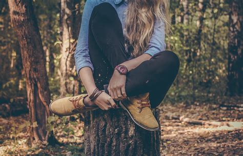 图片素材 森林 草 女孩 女人 阳光 徒步旅行者 爱 模型 弹簧 坐 秋季 浪漫 儿童 季节 树木 外 靴子 美容 打破 情感 相互作用 拍照片