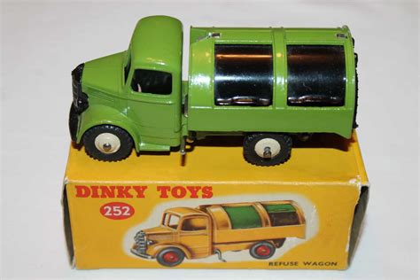 Dinky Toys 252 Bedford Refuse Wagon Diecast