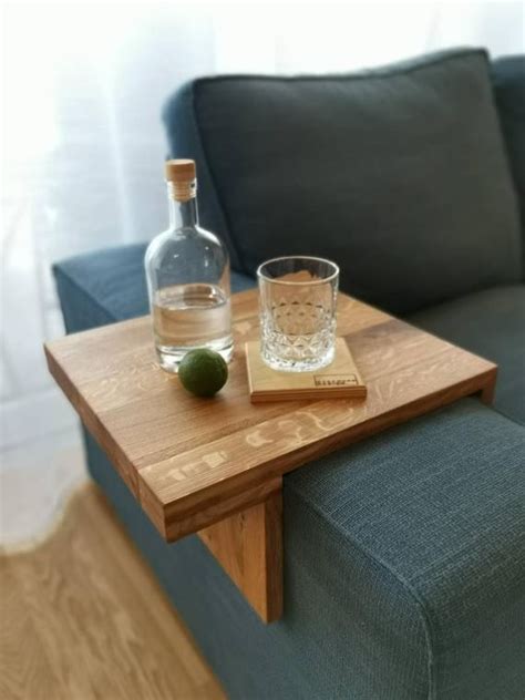 Schöne endbeschichtung, die so aufgetragen wird, dass die sofaablage leicht zu reinigen ist und das holz nicht verschüttet wird. 8 Pics Sofa Butler Aus Holz And Review - Alqu Blog