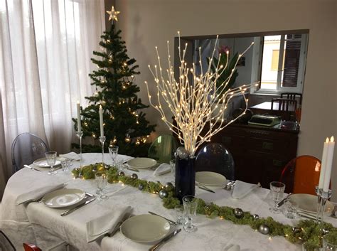 Per apparecchiare bene la tavola , in qualsiasi occasione che sia formale o informale, ad esempio una cena tra amici, è necessario anticipare di qualche per una cena a sorpresa , per esempio, potete allestire una tavola elegante, apparecchiata come descritto sopra e aggiungere qualche dettaglio. Apparecchiare e decorare la tavola per Natale | Come fare ...