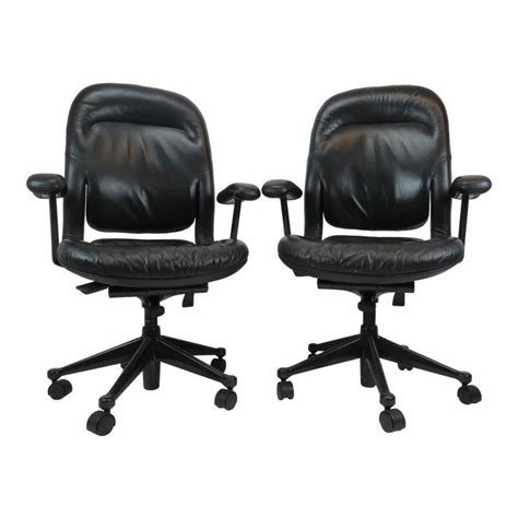 Herman miller have been revolutionising the way we think about office furniture for over 108 years. Late 20th Century Vintage Herman Miller Black Leather ...
