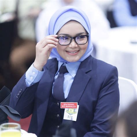 Explore tweets of siti nurhaliza @ctnurhaliza11 on twitter. Siti Nurhaliza Comel Sebagai Ketua Pengawas Bersama Peminat