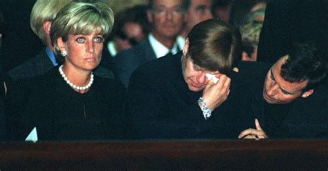 6, 1997 funeral is elton john's performance of candle in the wind. with just his piano as accompaniment, john's heartrending performance john has never performed candle in the wind again since his emotional rendition at princess diana's service, vowing he won't perform it ever again. Pin en Diana de Gales
