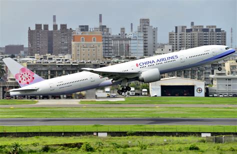 ^ captain wang had joined china airlines in 1989 and had logged a total of 8,340 flight hours, including 1,350 hours on the airbus a300. China Airlines Pilot Strike Enters Fifth Day | Air Transport News: Aviation International News