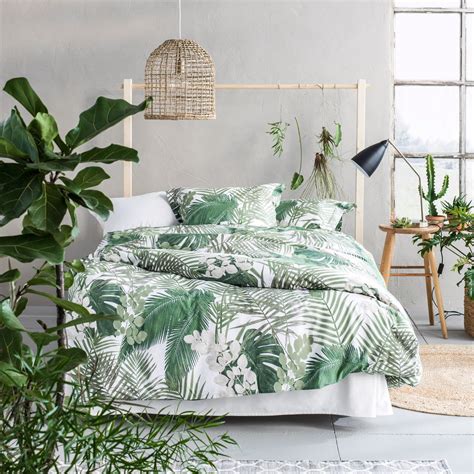 Retrouvez notre large sélection de parures de lit adulte, des housses de couette et taies d'oreiller assorties raffinées et parure enfant forêt enchantée verte. Déco : les 3 tendances de l'été | Lit minimaliste, Style ...