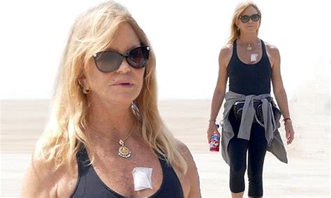 Goldie Hawn Looks Athletic As She Heads Out On A Stroll Along The Beach Daily Mail Online