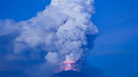 Bali Volcano Eruption Strands Thousands Of Travelers The New York Times