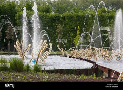 Des Jets Deau Et De Sculptures De Bosquet Du Théâtre Deau Jardins De