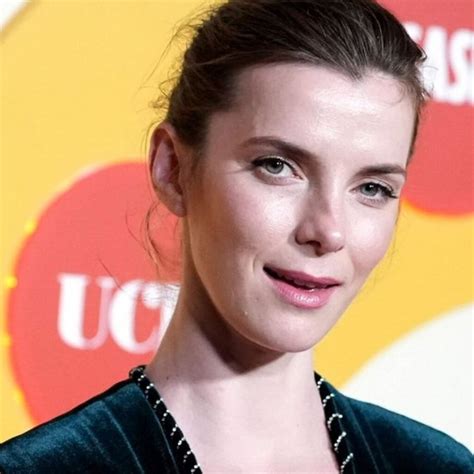 Betty Gilpin Height Weight Age And Body Statistics My Info Master