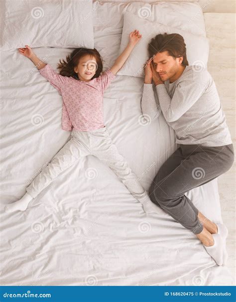 papá y la niñita durmiendo juntos en la cama imagen de archivo imagen de noche sonrisa 168620475