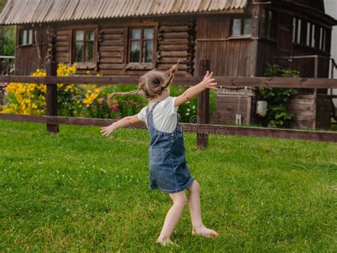 La Petite Fille Russe Vilaine Passe Des Vacances Dété Dans Le Village