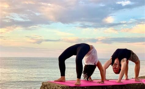 Yoga em dupla 15 exercícios e benefícios incríveis dessa atividade