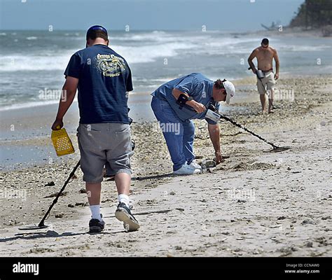 090904 Vero Beach Treasure Hunters Armed With Metal Detectors Comb The