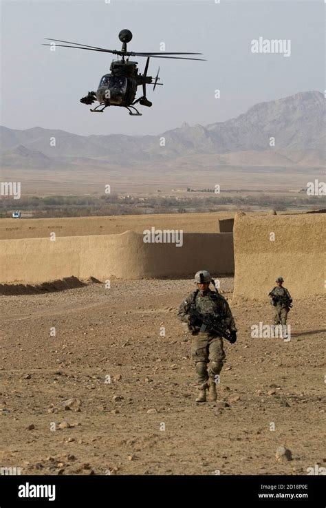 Military Soldiers And Helicopter Hi Res Stock Photography And Images