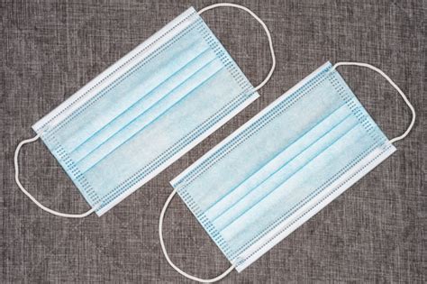 Obwohl die masken als einwegprodukte gelten, sehen viele experten kein problem darin, sie im privaten. Kopfschmerzen durch Tragen einer Maske (Mund-Nasen-Schutz ...