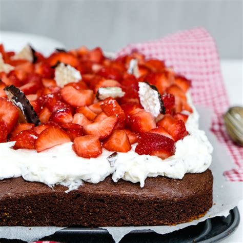 Maybe you would like to learn more about one of these? Erdbeer-Schoko-Kuchen mit Schokokuss-Sahne {Rezept}
