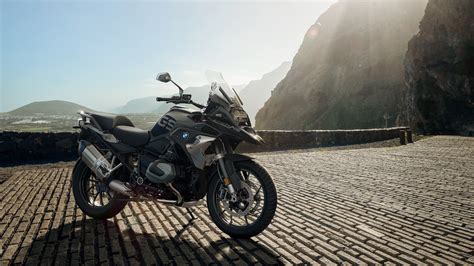 The standard r 1250 gs is available in triple black and solid white paint schemes. R 1250 GS | BMW Motorrad