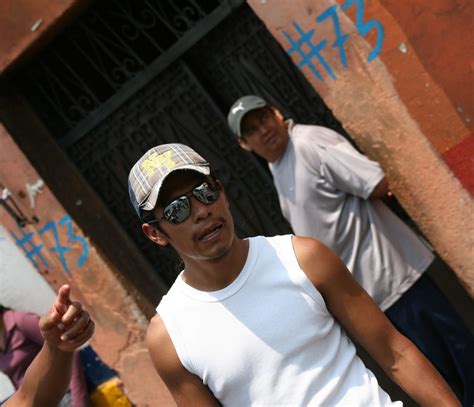 Imágenes Masculinas En Las Calles De México Reflejos En Chacal Hombros