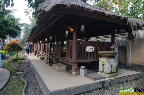 Fokus cerita pada gadis lulusan pesantren salwa. Perjalananku: Rumah Makan Taman & Lesehan Dewi Sri Jl ...