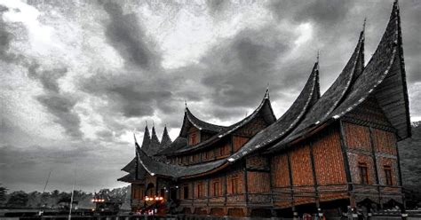 Hiasan dinding ruang tamu atau disebut juga pajangan dinding tentunya akan mempercantik ruang rumah anda. Seni Ukiran Pada Rumah Adat Minangkabau - Rancax Magazine