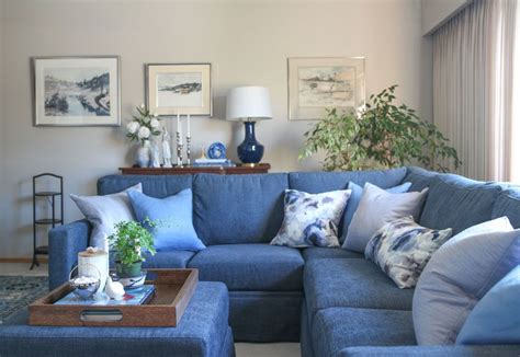 To make it visually pleasing and comfortable, place your largest pillows in the far corners, and your smaller pillow on the inside. A Shortcut to Arranging Pillows on a Sectional: Before & After | Styling Tips | Sectional, Home ...