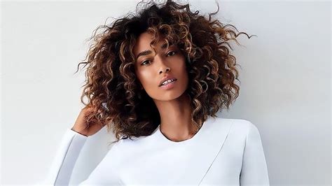The jet black fade into the light creamy chocolate. 25 Sexy Black Hair With Highlights for 2021 - The Trend ...