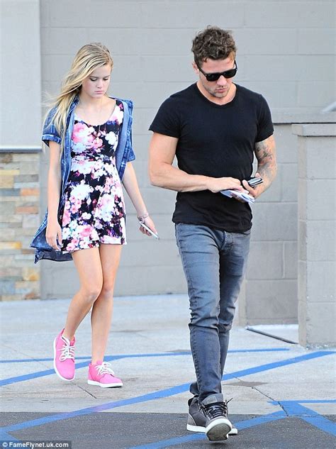 Reese Witherspoon Meets Up With Ex Ryan Phillippe And Daughter Ava Daily Mail Online