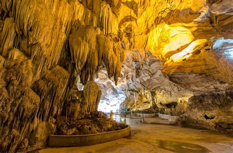 The temple is set in a huge cave in the limestone outcrops behind gunung rapat, about 5km. Senarai Homestay Murah Ipoh Bawah RM300 © LetsGoHoliday.my