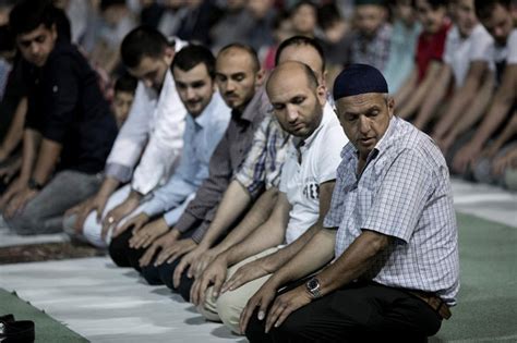 İşgal altındaki doğu kudüs'te bulunan mescid'i aksa'da bir araya gelen müslümanlar, ramazan bayramı namazını kıldı. Bayram Namazı kaç rekat nasıl kılınır saatleri - Internet ...