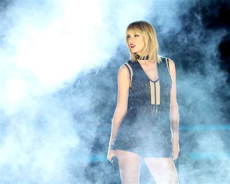 Taylor Swift Surprises Uk Fans With A Reputation Secret Session