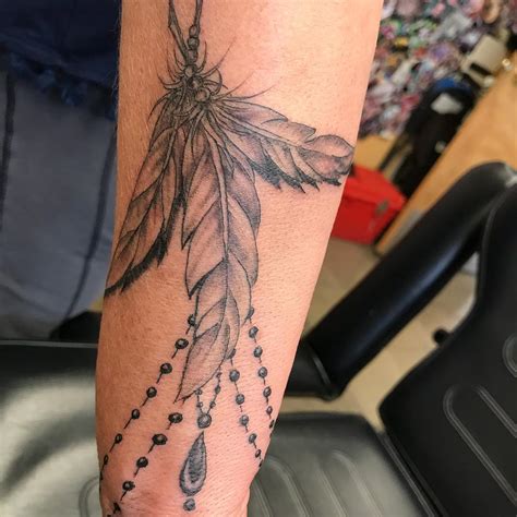 40 Feather Tattoo Designs With Meaning Feather Tattoos Feather Tattoo