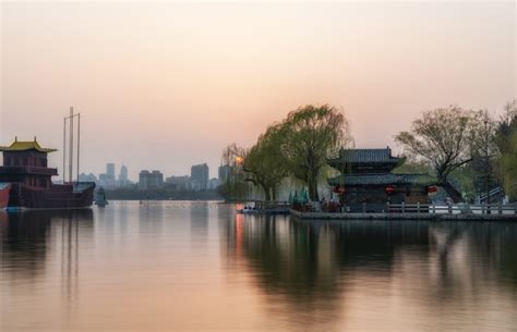 Premium Photo The Scenery Of Daming Lake In Jinan In The Sunset