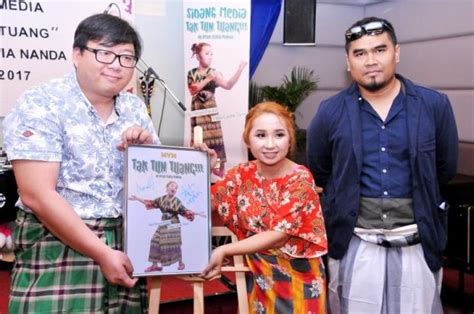A continuation of the viral hit 'tak tun tuang', upiak now comes out with a 'sudah mandi' version! Ditinggalkan Suami Kerana 'Tak Tun Tuang' - Hiburan | mStar
