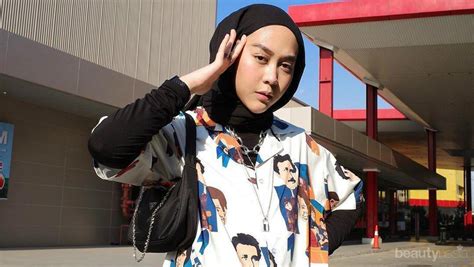 Padukan kemeja oversize kotak kotak dengan kaos dan celana. Pilihan Style OOTD Hijab Kemeja Untuk Tampilan Santai | Collectindianstamps.com