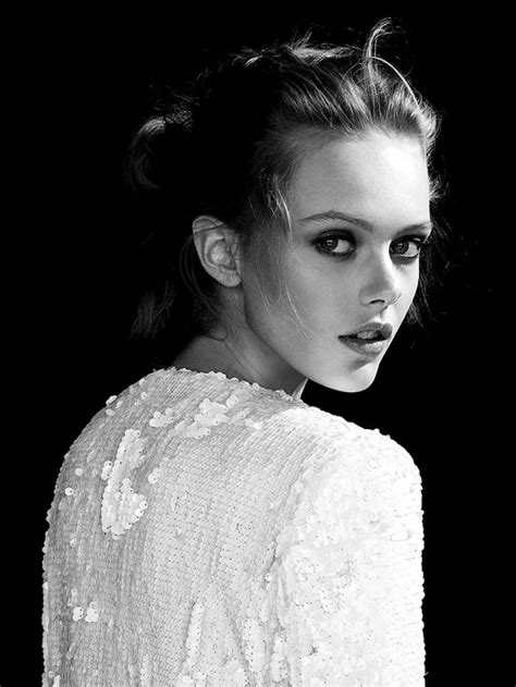 En Vogue à La Campagne Scandinavian Beauty Model Frida Gustavsson
