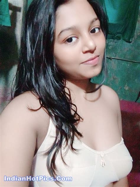 Khubsoorat Desi Muslim Teen Girl Ke Topless Boobs Selfies