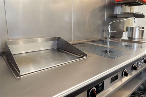 Warum sind küchenarbeitsplatten aus glas wegzudenken? Edelstahl-Arbeitsplatten für und in der Küche - Küchenhaus ...