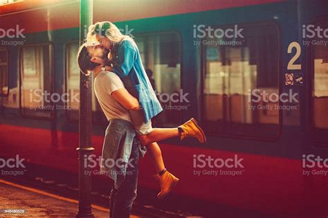 leidenschaftlicher junger mann und frau die neben den zug am bahnhof kissing stockfoto und mehr