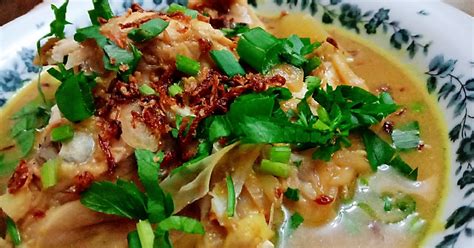 Tuangkan bumbu ke dalam sup ikan. Masak sup ikan lebih mudah dan sedap dengan Rempah Mak Siti